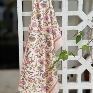 رومیزی مخمل شانل ضد لک طرح باغ رویا کد 613